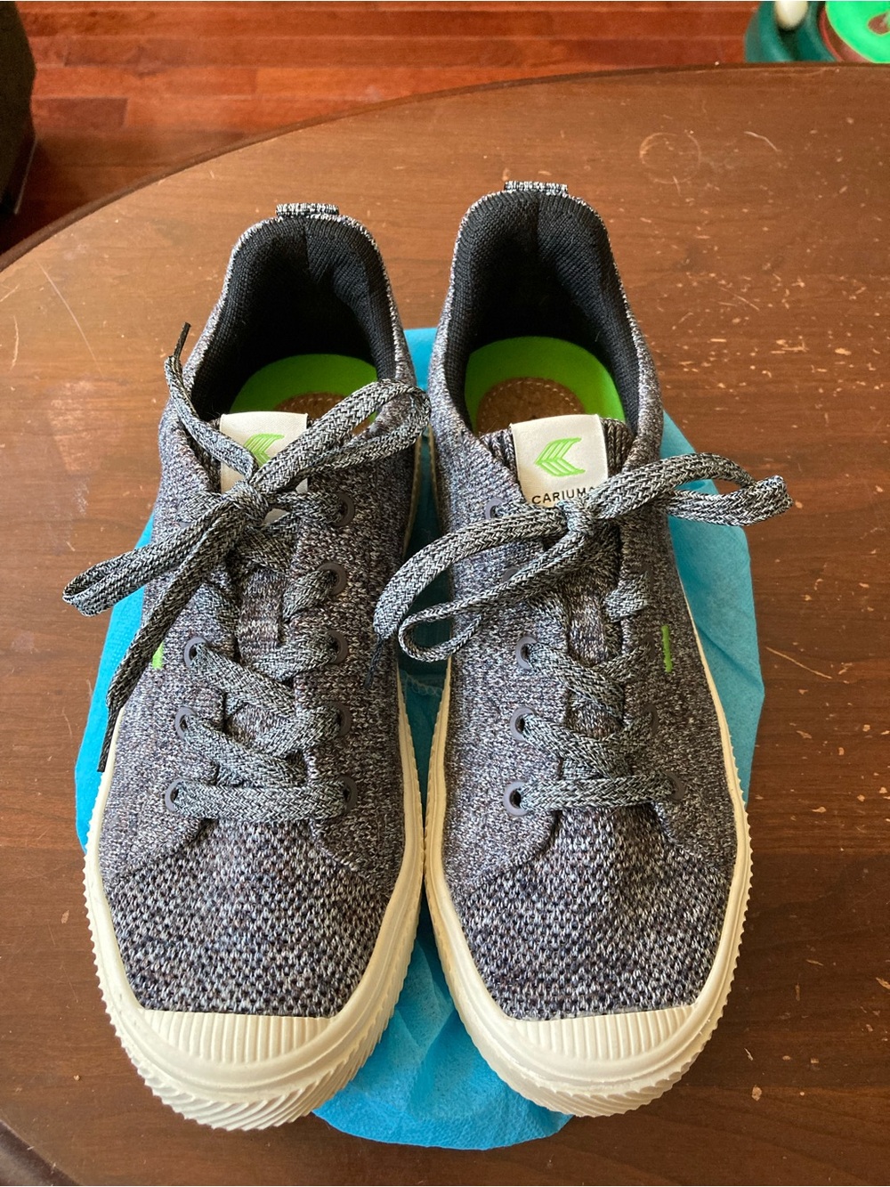 Cariuma Heather Gray Knit Low-Top Sneakers with Green Insole women’s size 7